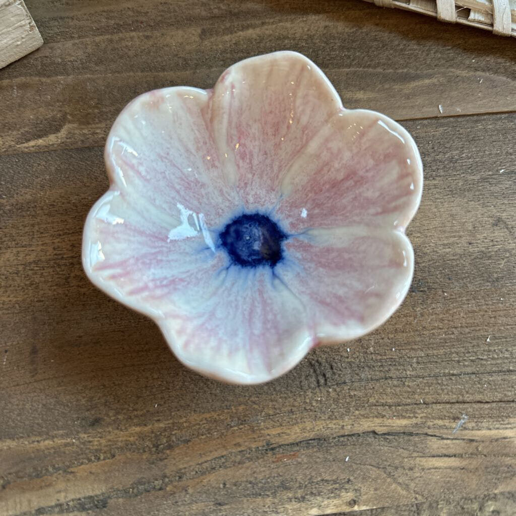 STONEWARE FLOWER SHAPED BOWL