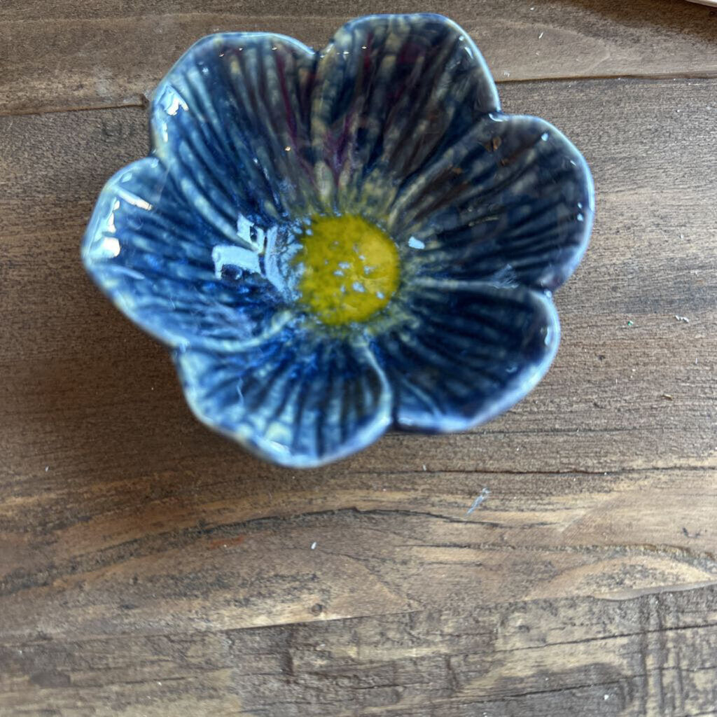STONEWARE FLOWER SHAPED BOWL