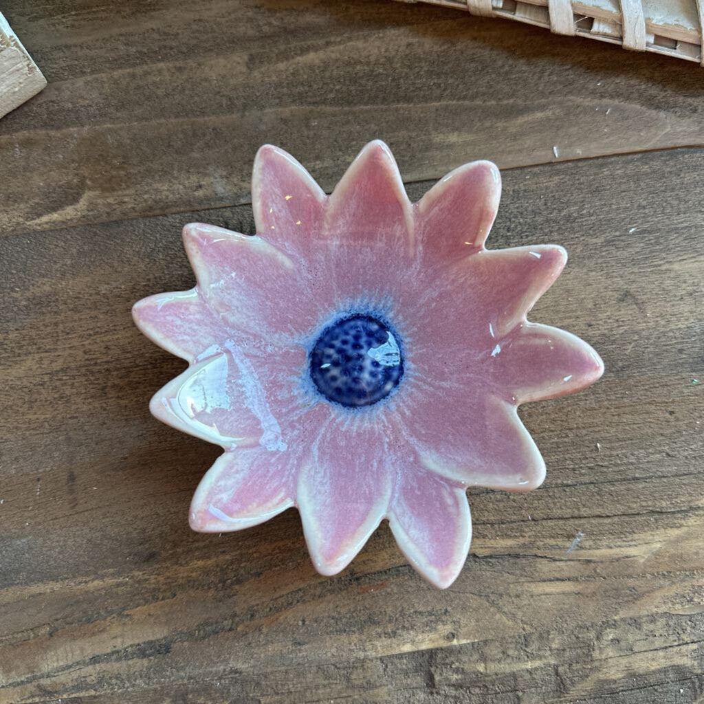 STONEWARE FLOWER SHAPED DISH