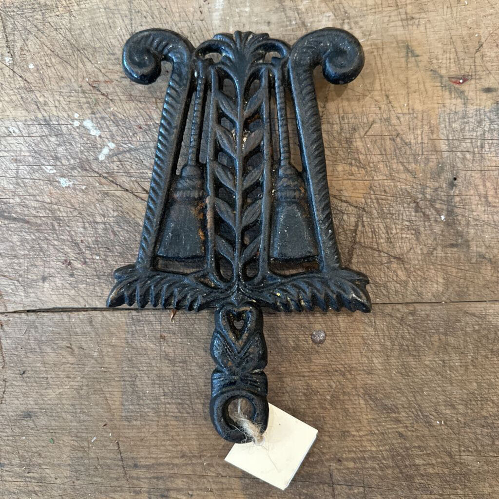 CAST IRON TRIVET