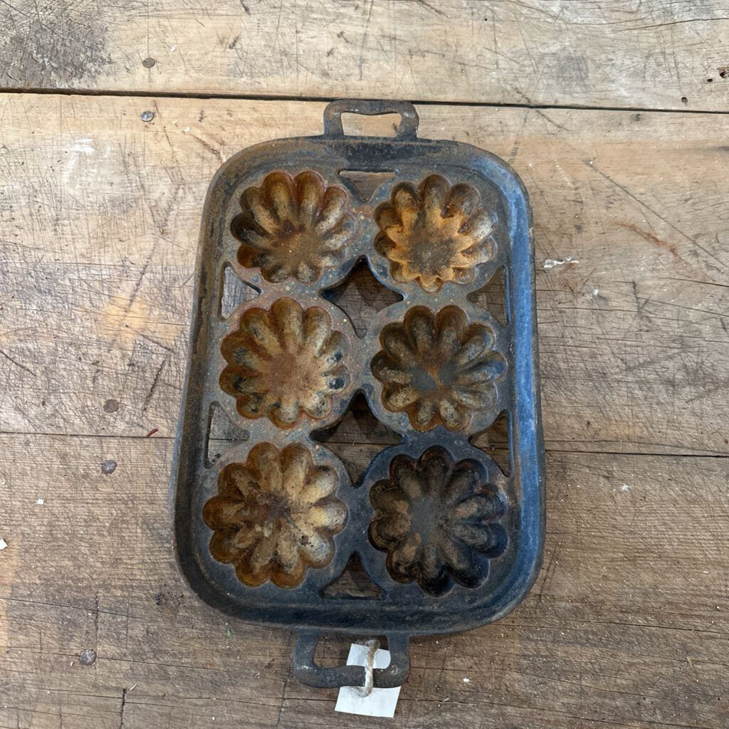 CAST IRON SCALLOPED MUFFIN PAN