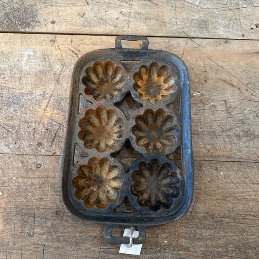 CAST IRON SCALLOPED MUFFIN PAN