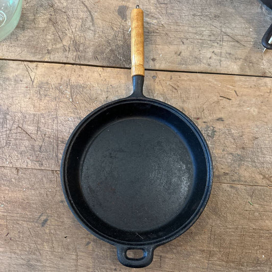 CAST IRON SKILLET WITH WOODEN HANDLE