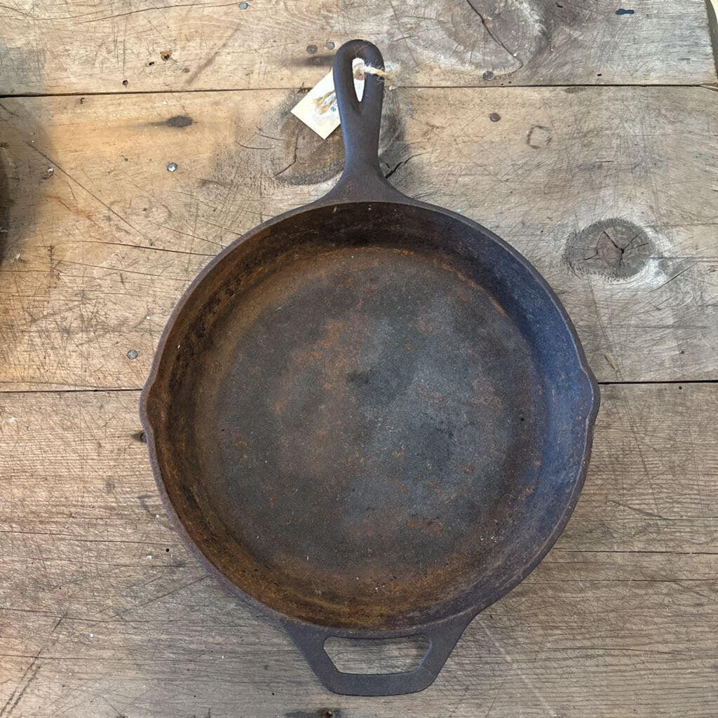 LODGE CAST IRON SKILLET