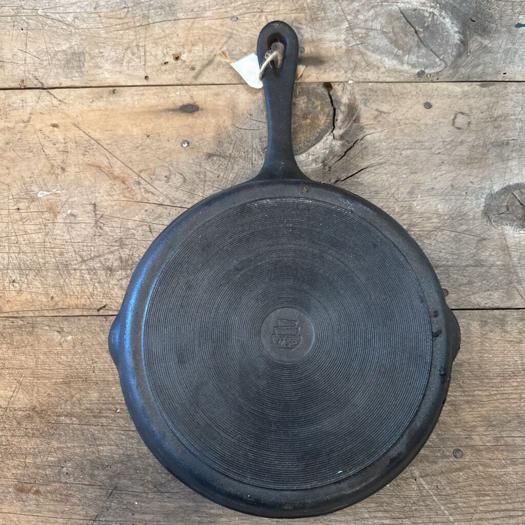 CAST IRON GRIDDLE SKILLET