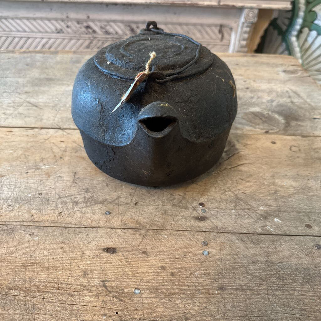 CAST IRON KETTLE WITH LID