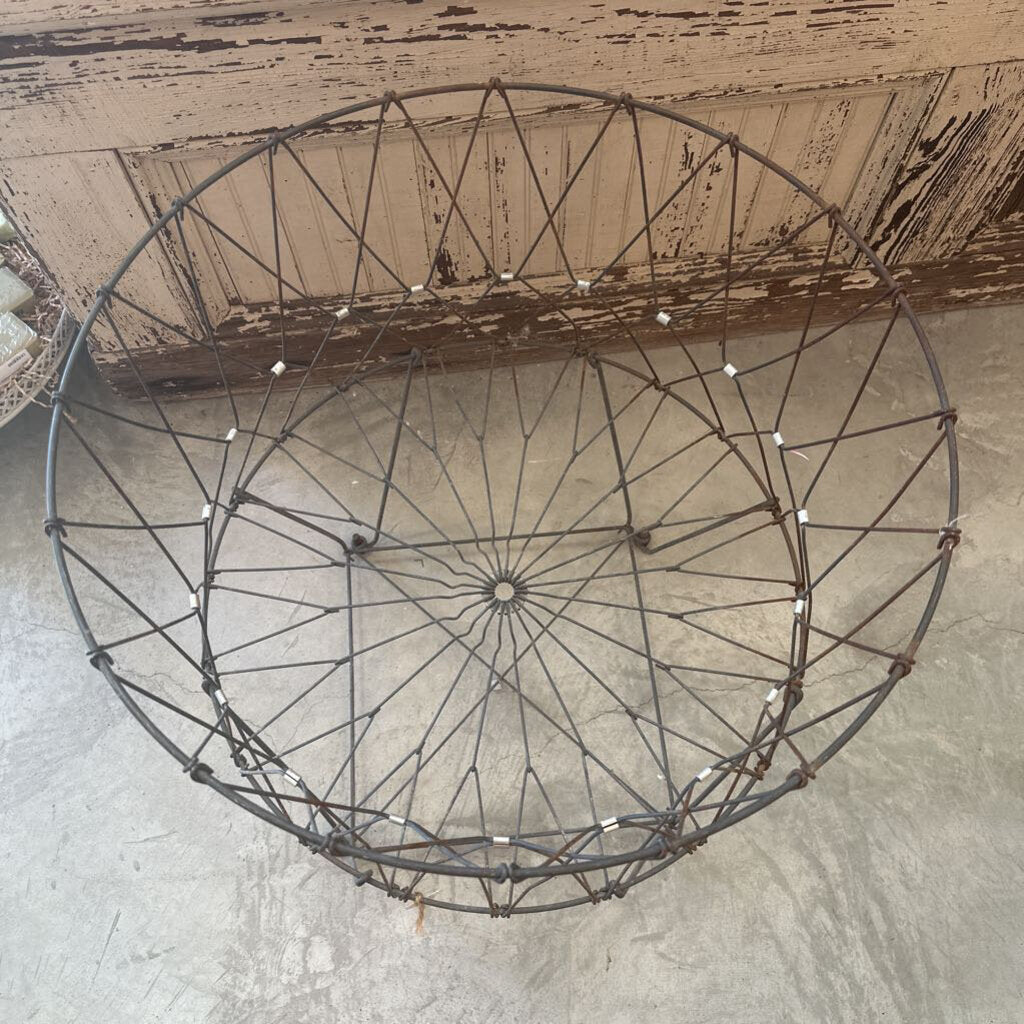 COLLAPSIBLE WIRE LAUNDRY BASKET