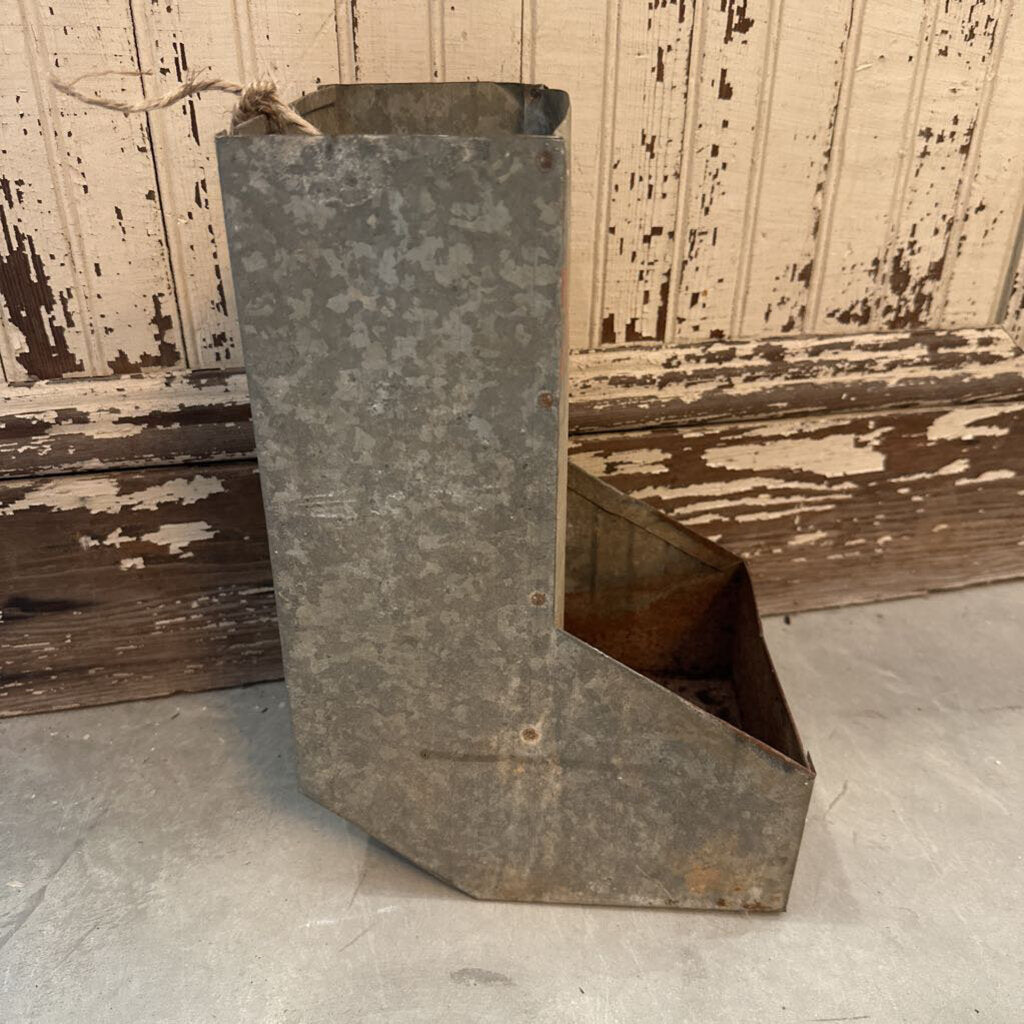 METAL PURINA RABBIT FEEDER
