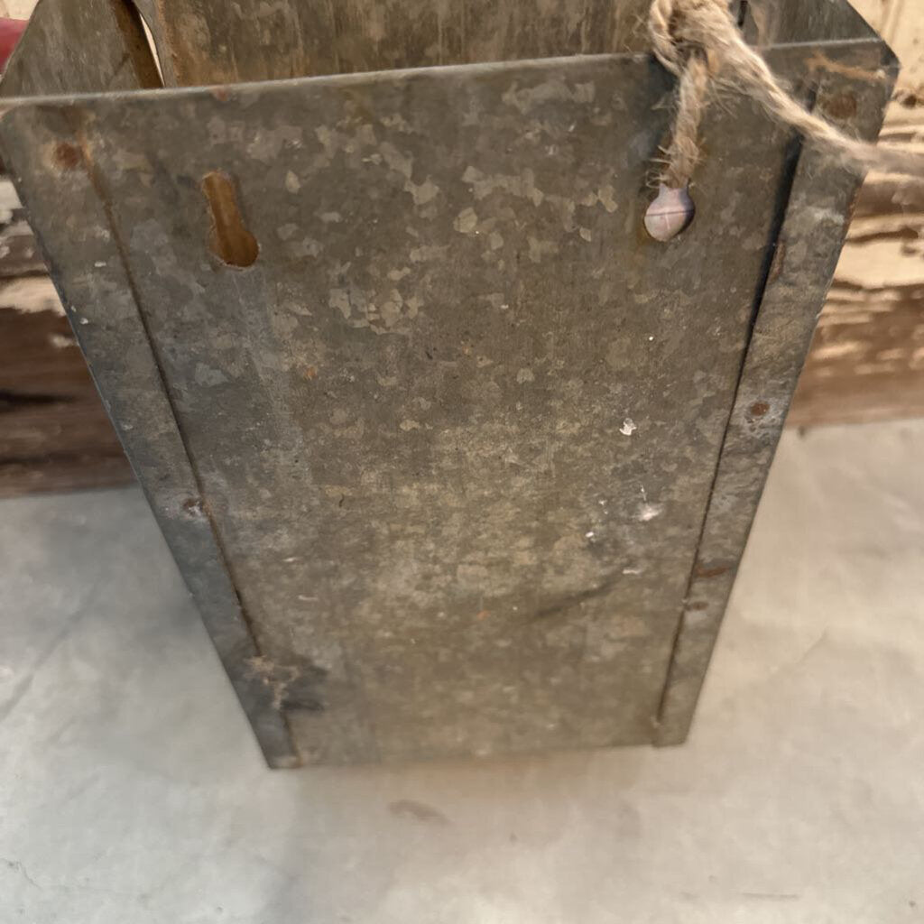 METAL PURINA RABBIT FEEDER