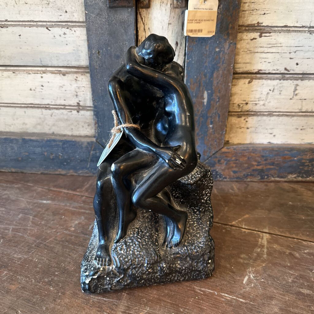 STATUE OF COUPLE KISSING
