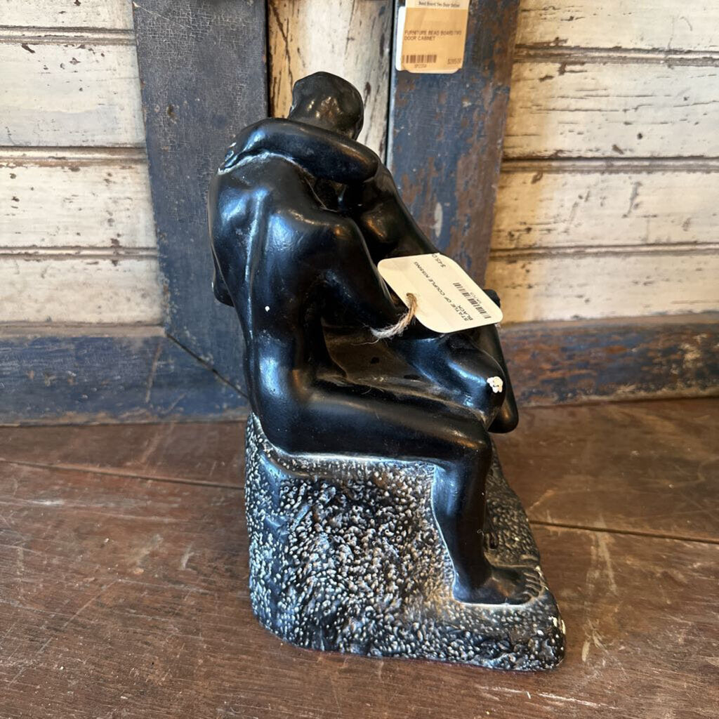 STATUE OF COUPLE KISSING