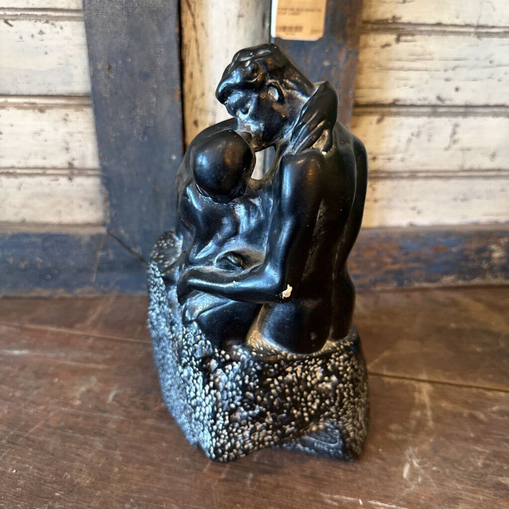 STATUE OF COUPLE KISSING