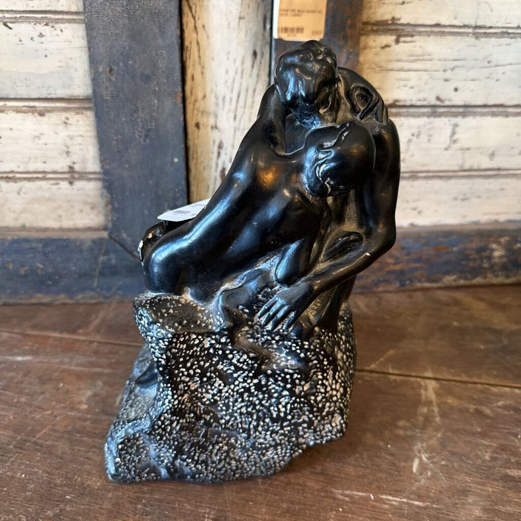 STATUE OF COUPLE KISSING