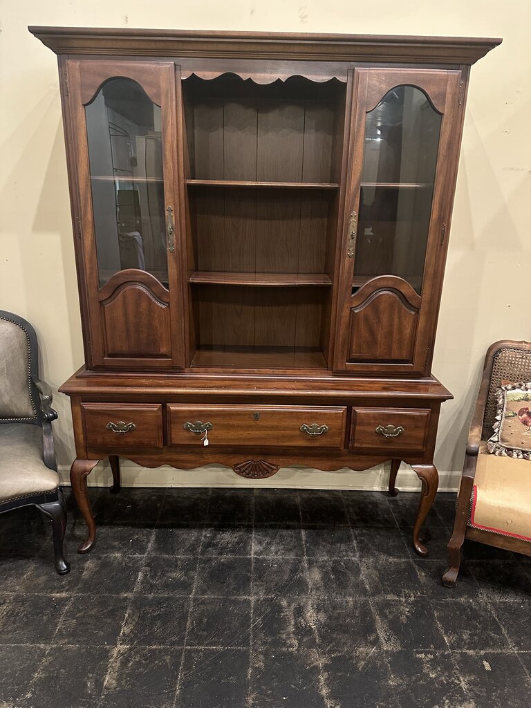 CHINA CABINET/HUTCH