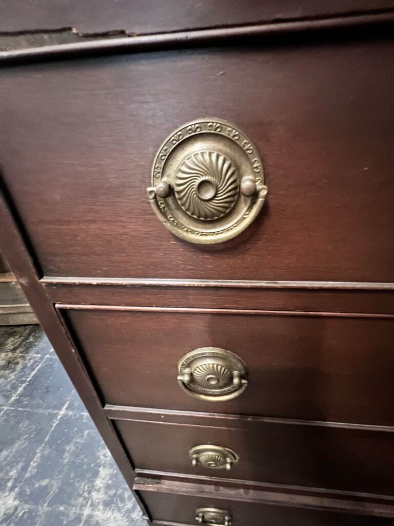 DRESSER
