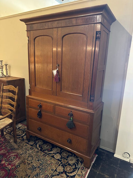 ENGLISH OAK LINEN PRESS C. 19TH CENTURY