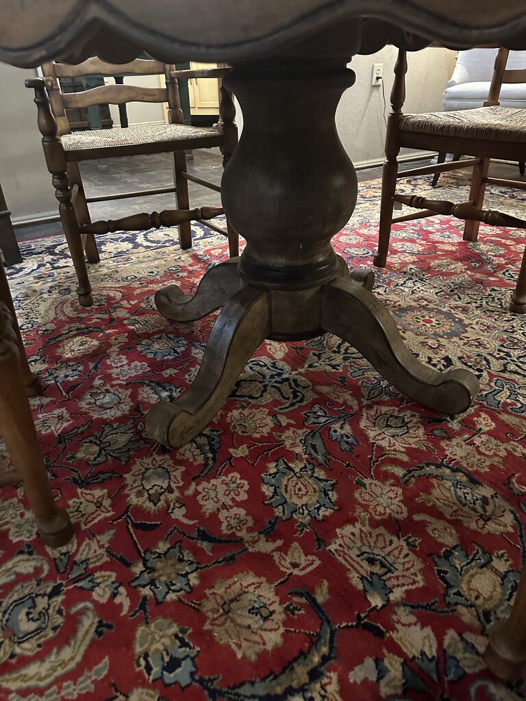 ROUND OAK TABLE