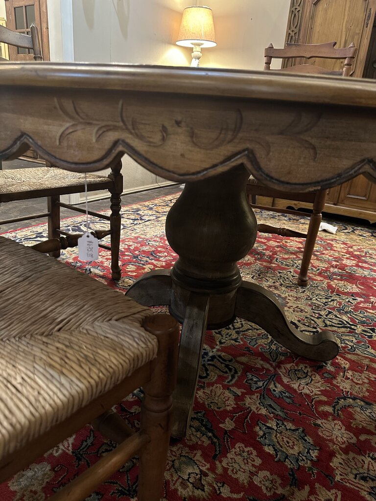 ROUND OAK TABLE