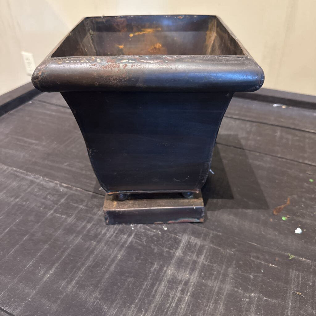 METAL PLANTER