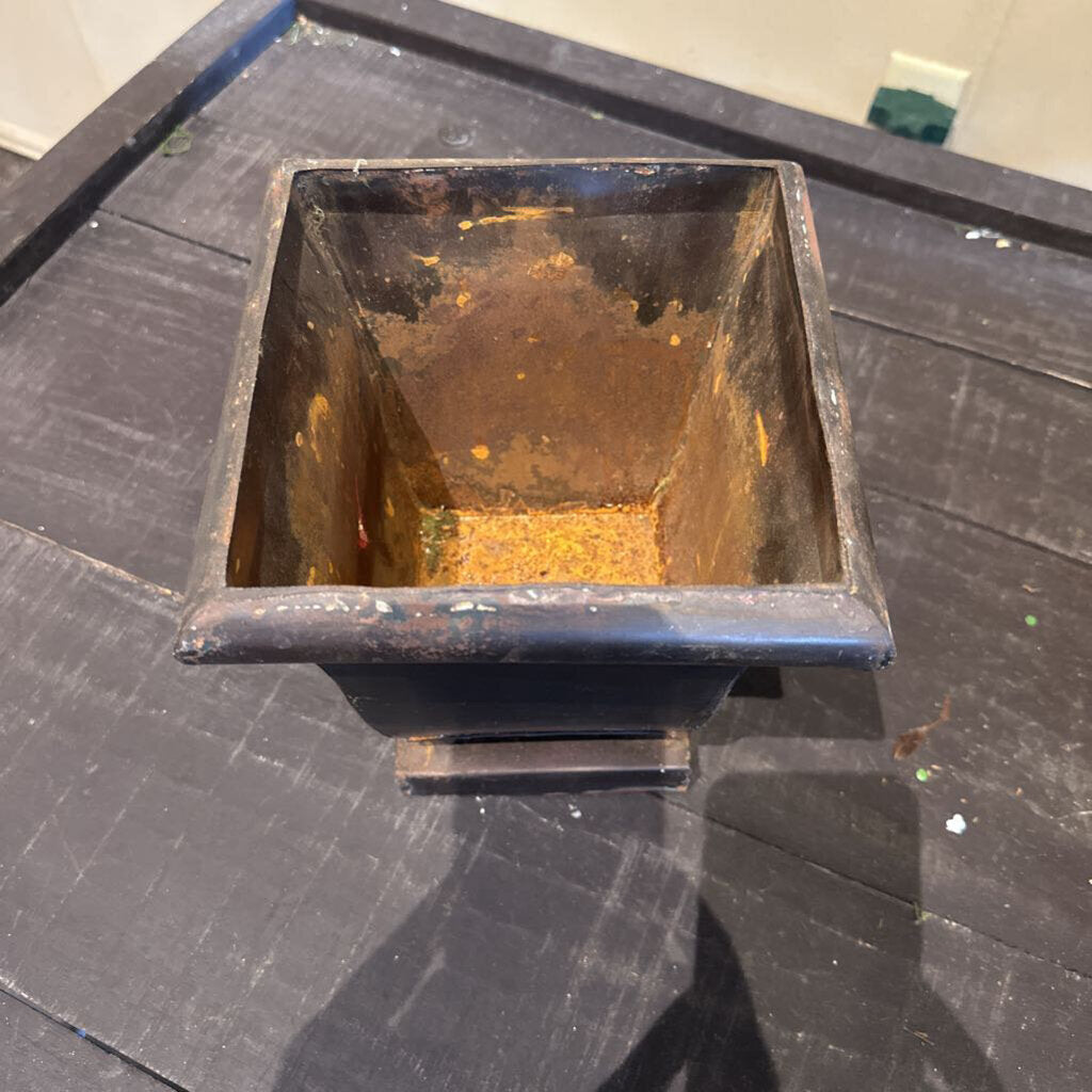 METAL PLANTER