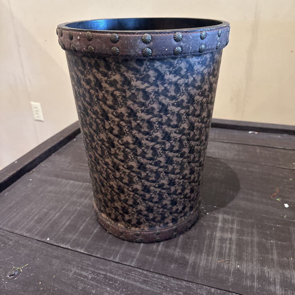 DECORATIVE CONTAINER