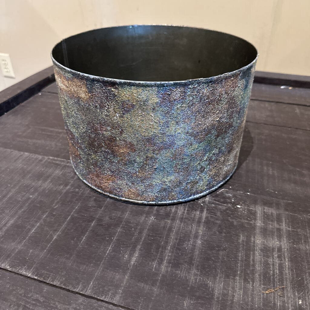METAL CONTAINER WITH SHINY PATINA FINISH