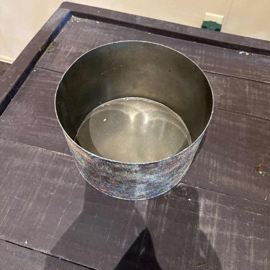 METAL CONTAINER WITH SHINY PATINA FINISH
