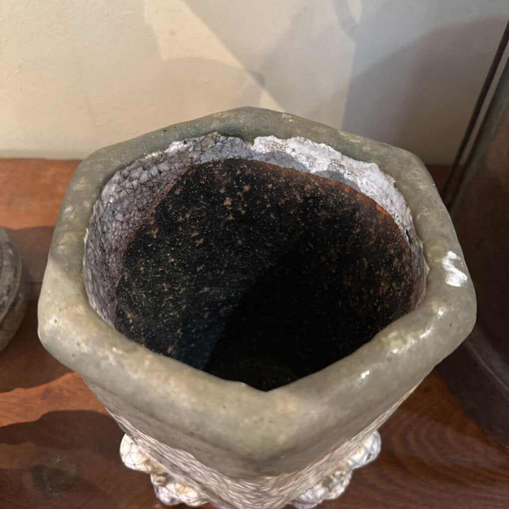 CONCRETE PLANTER WITH CRACKLE FINISH