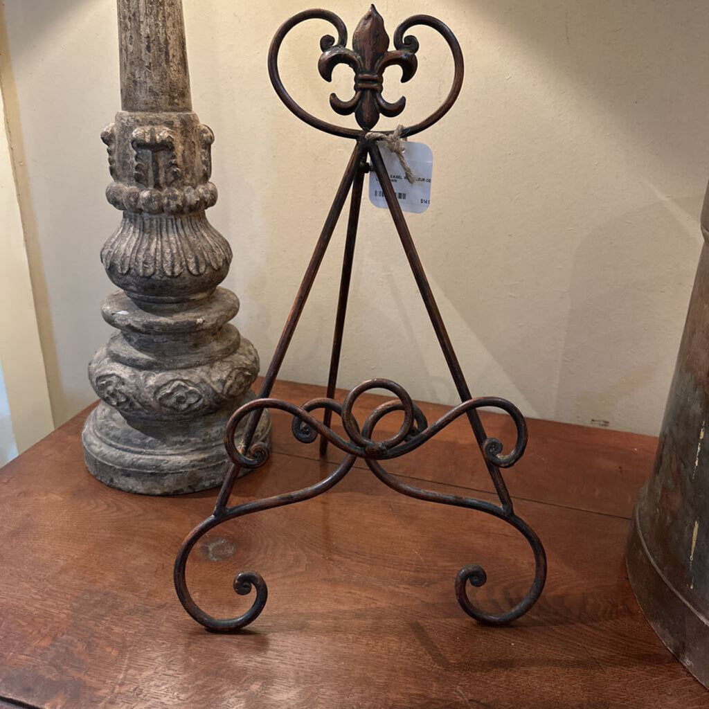 METAL EASEL WITH FLEUR-DE-LIS