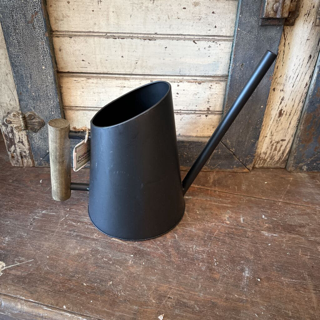 WATERING CAN WITH WOODEN HANDLE