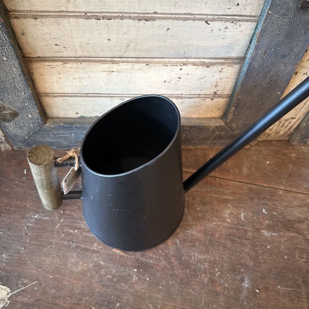 WATERING CAN WITH WOODEN HANDLE
