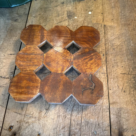OCTOGAN SHAPED TRIVET