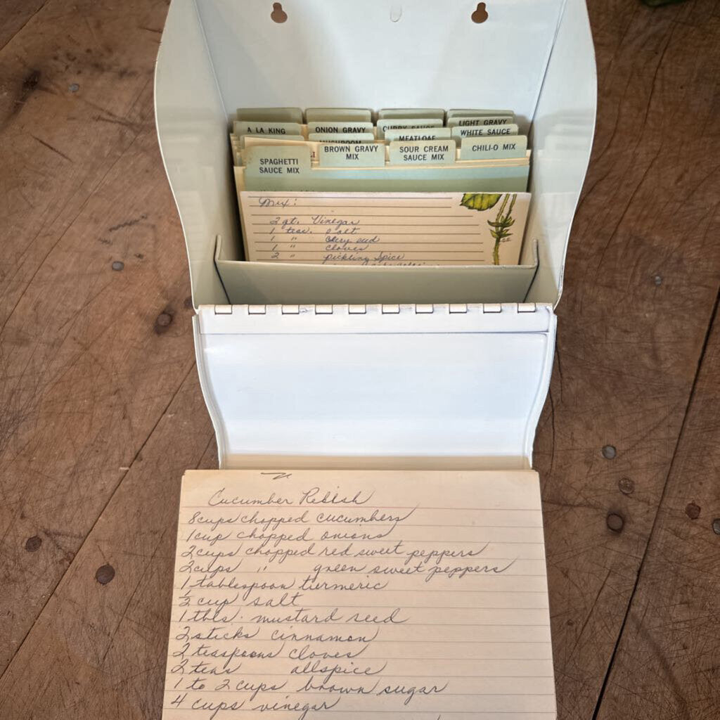 METAL RECIPE BOX WITH RECIPE CARDS