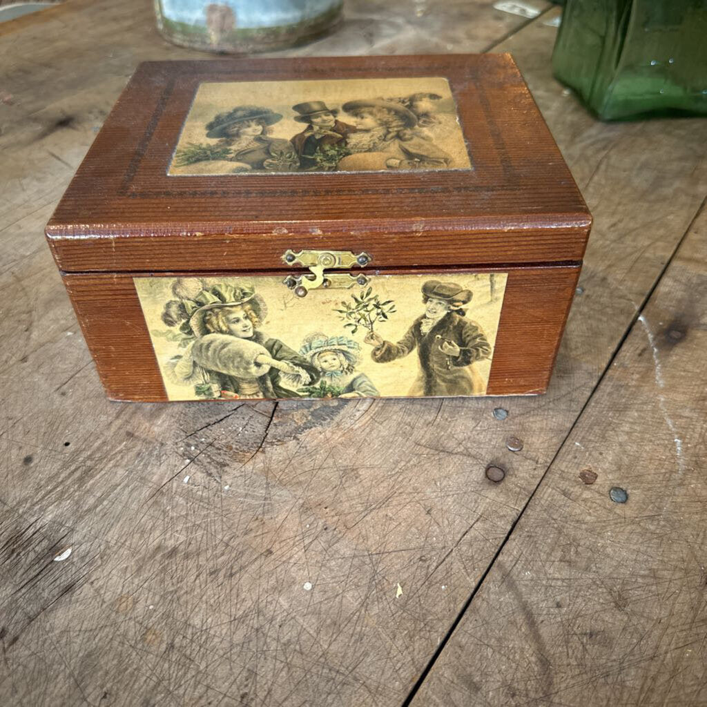 CEDAR BOX WITH VINTAGE PICTURES