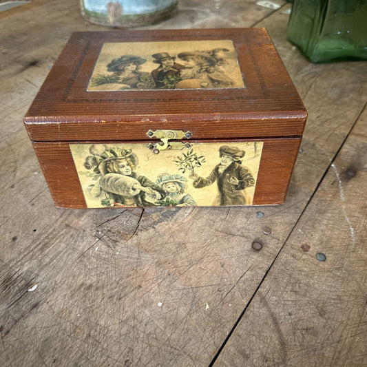 CEDAR BOX WITH VINTAGE PICTURES