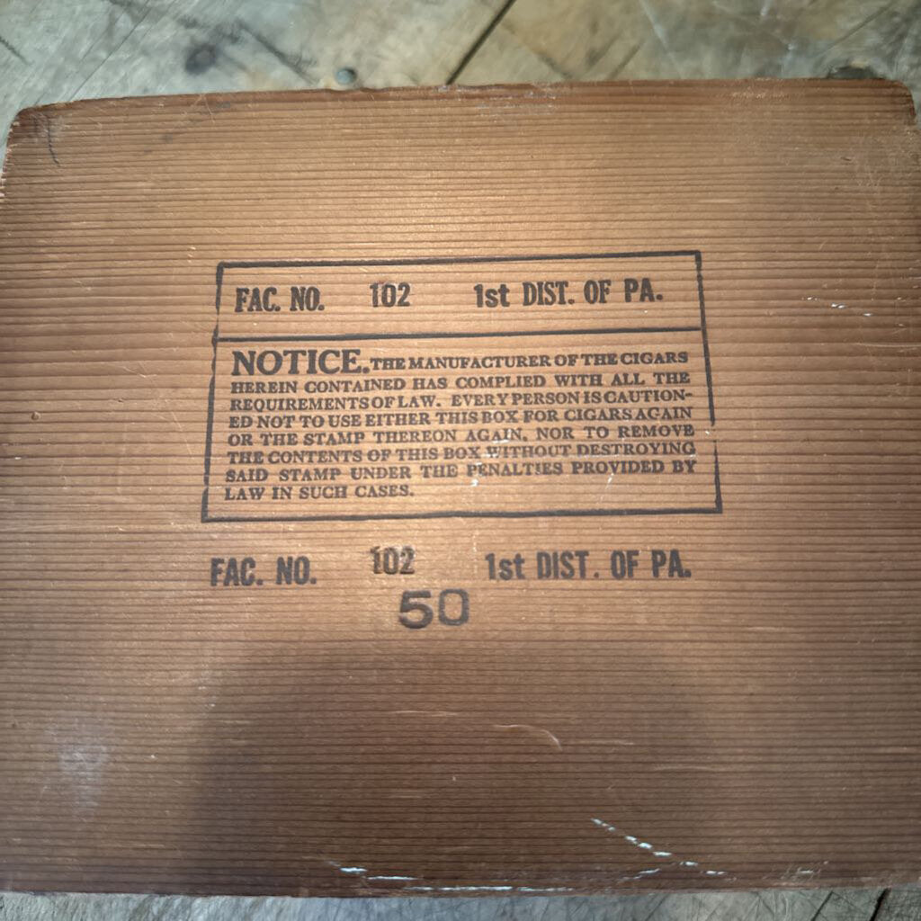 CEDAR BOX WITH VINTAGE PICTURES
