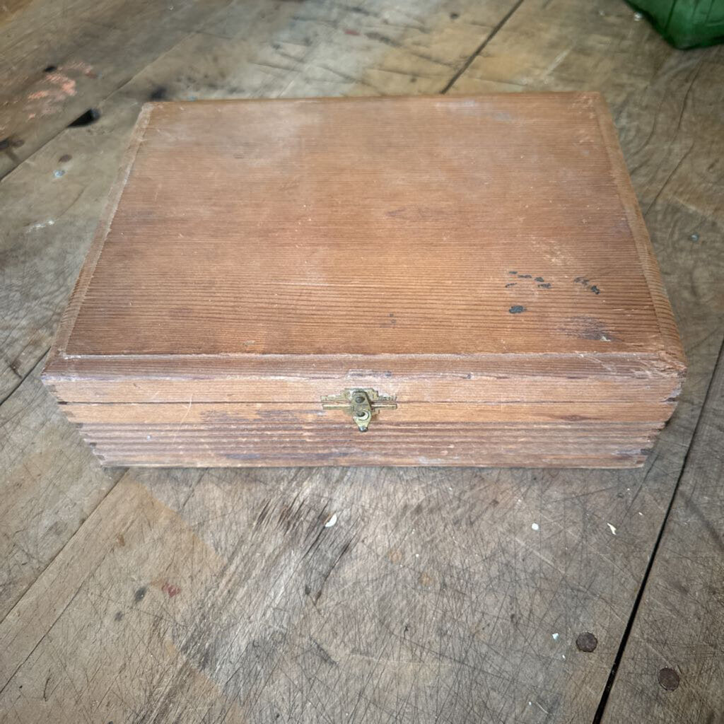 WOODEN HOUSE OF WINDSOR CIGAR BOX