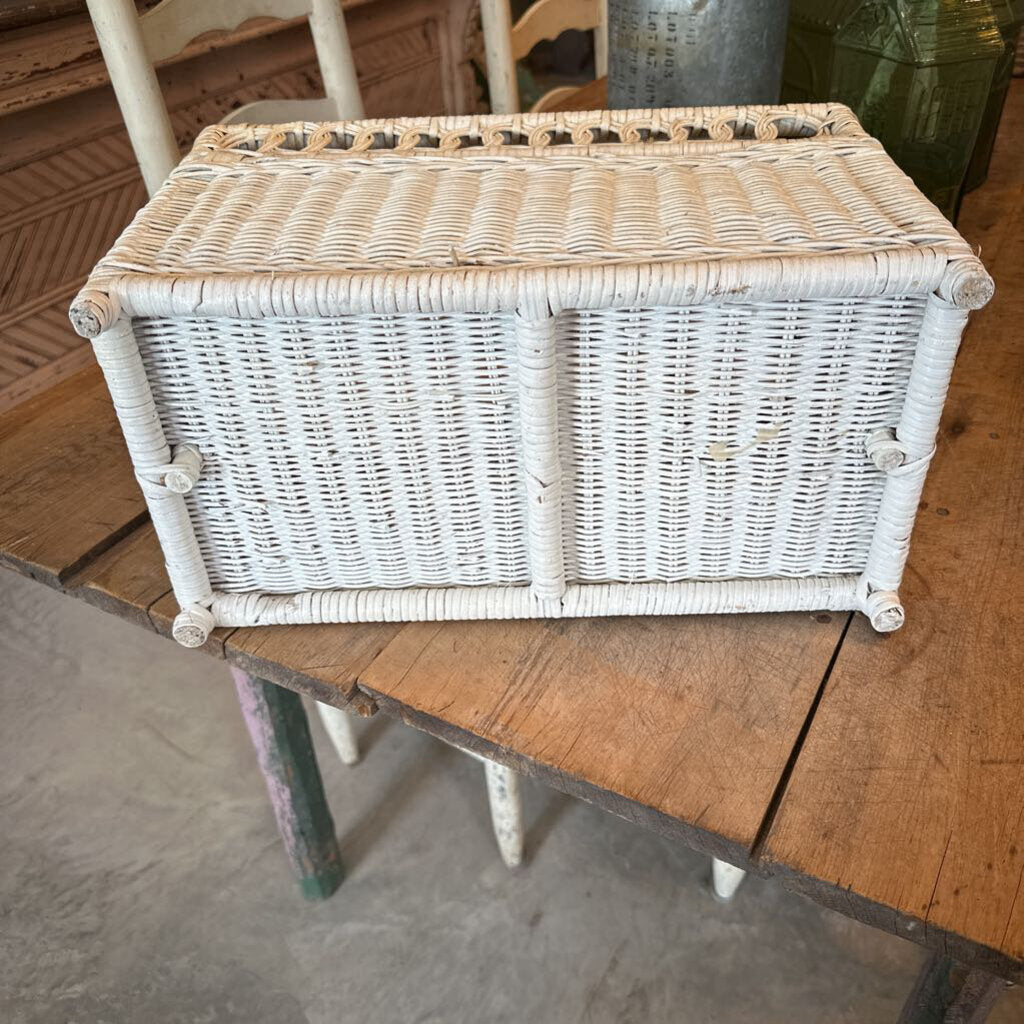 WICKER MAGAZINE RACK