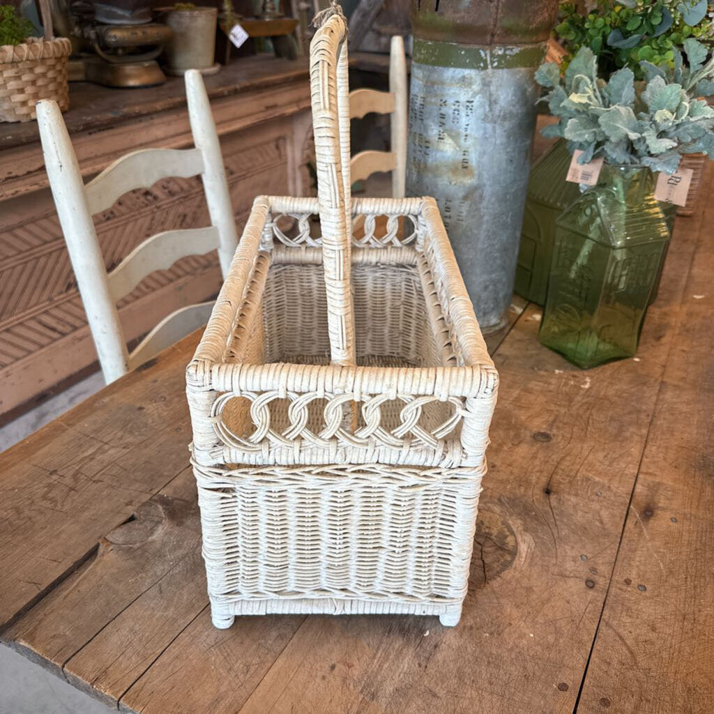 WICKER MAGAZINE RACK