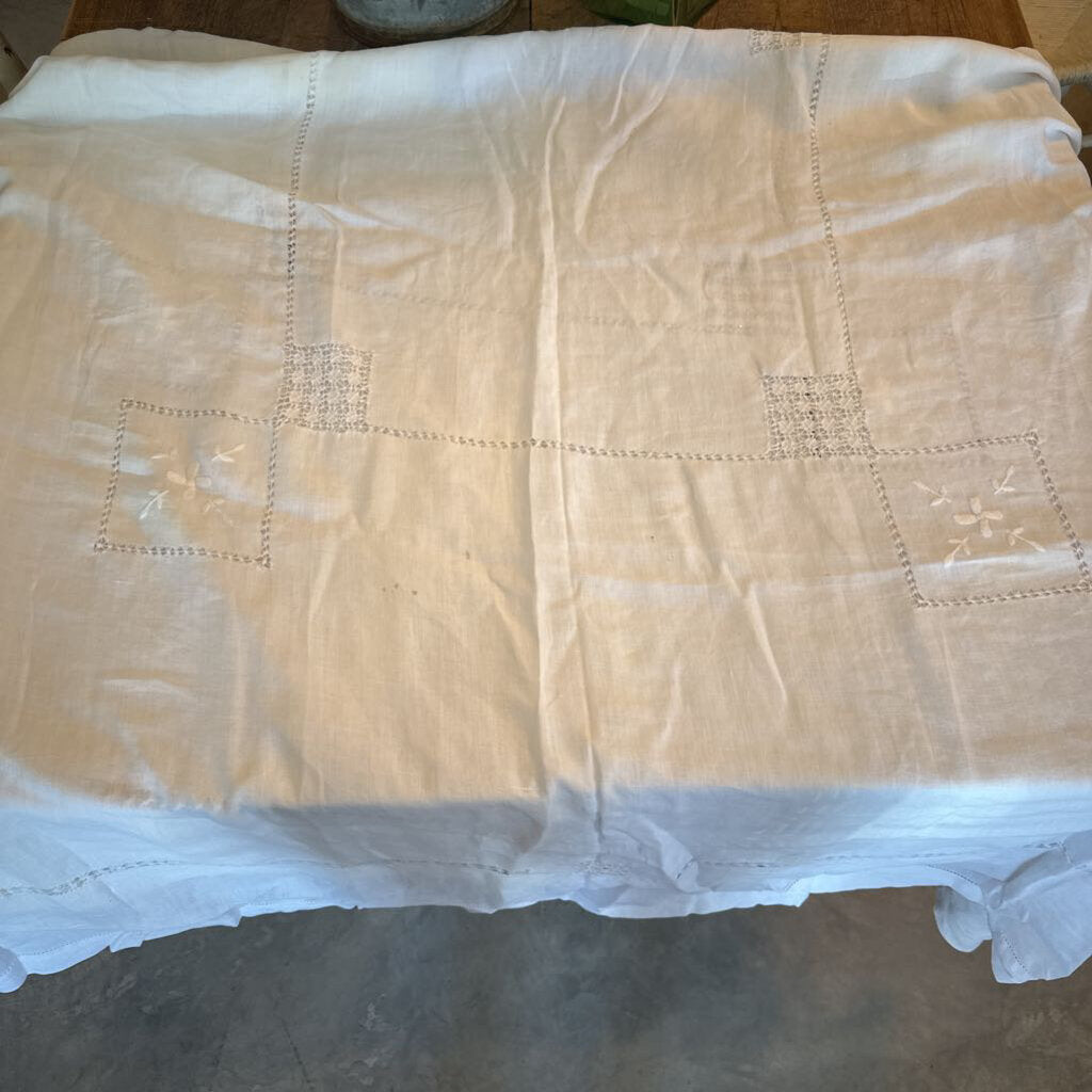 TABLECLOTH WITH LACE CORNERS