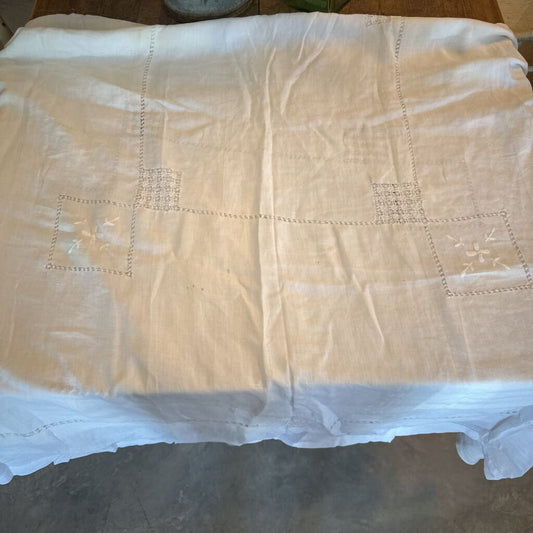 TABLECLOTH WITH LACE CORNERS