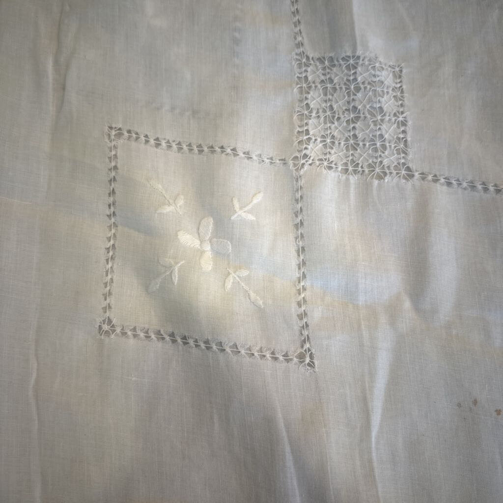 TABLECLOTH WITH LACE CORNERS