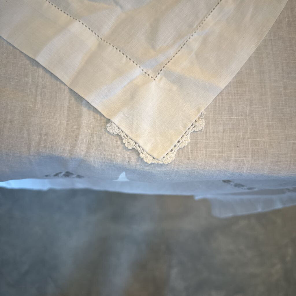 TABLECLOTH WITH LACE CORNERS