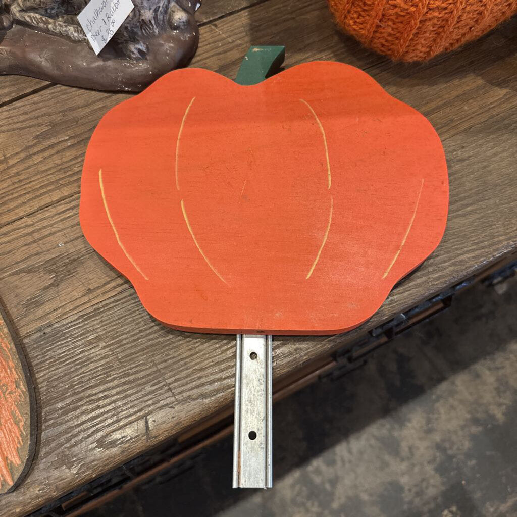 WOODEN PUMPKIN ON METAL STAKE