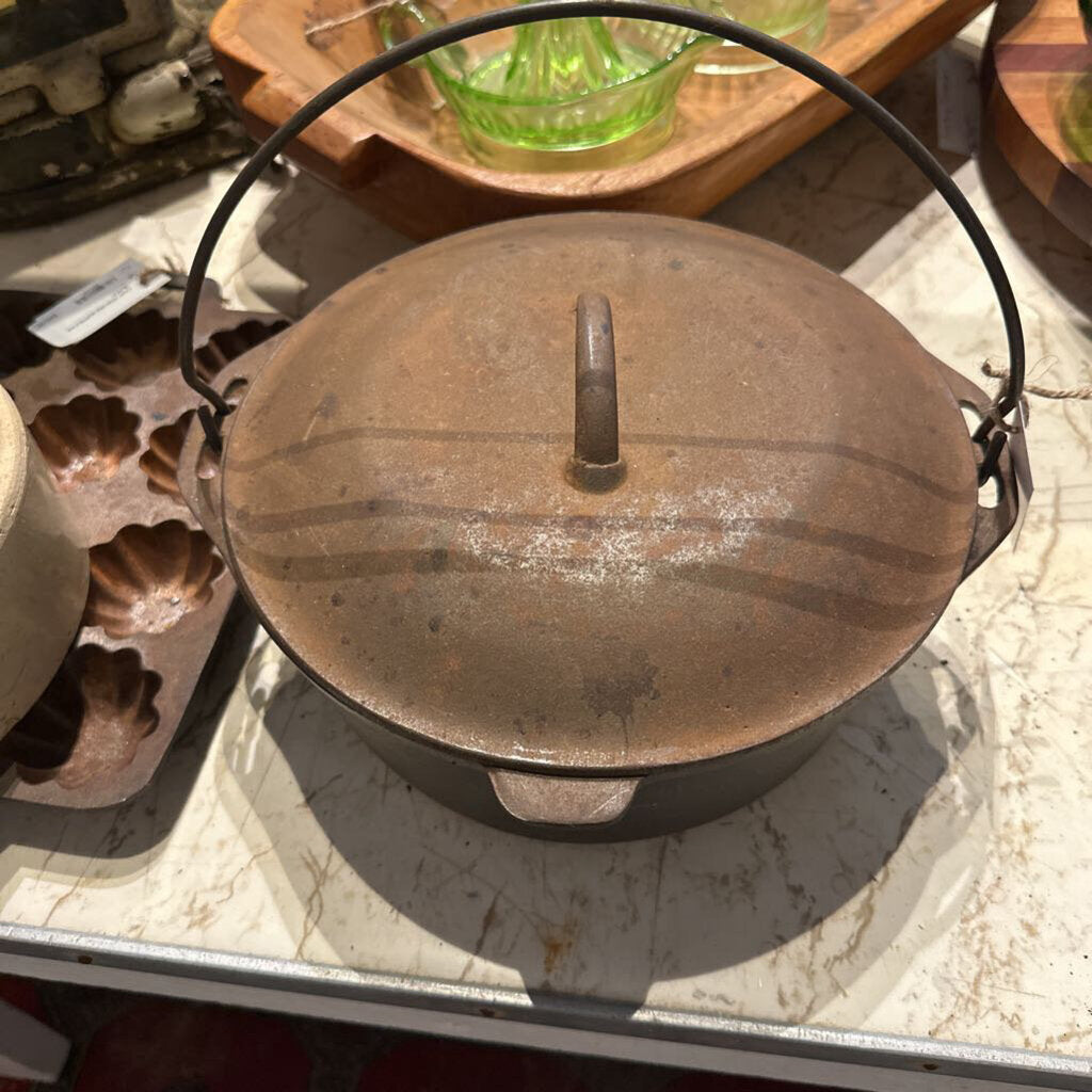 CAST IRON DUTCH OVEN WITH LID
