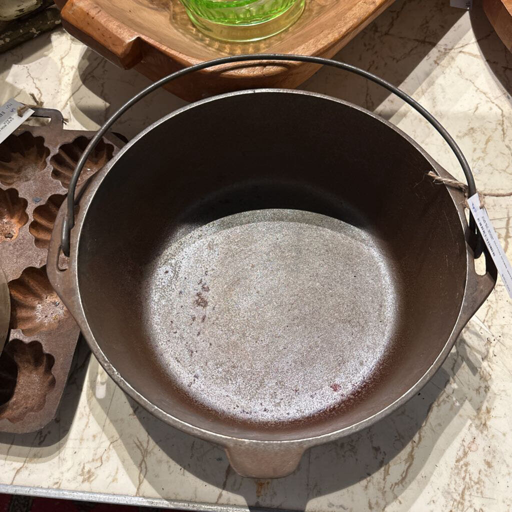 CAST IRON DUTCH OVEN WITH LID