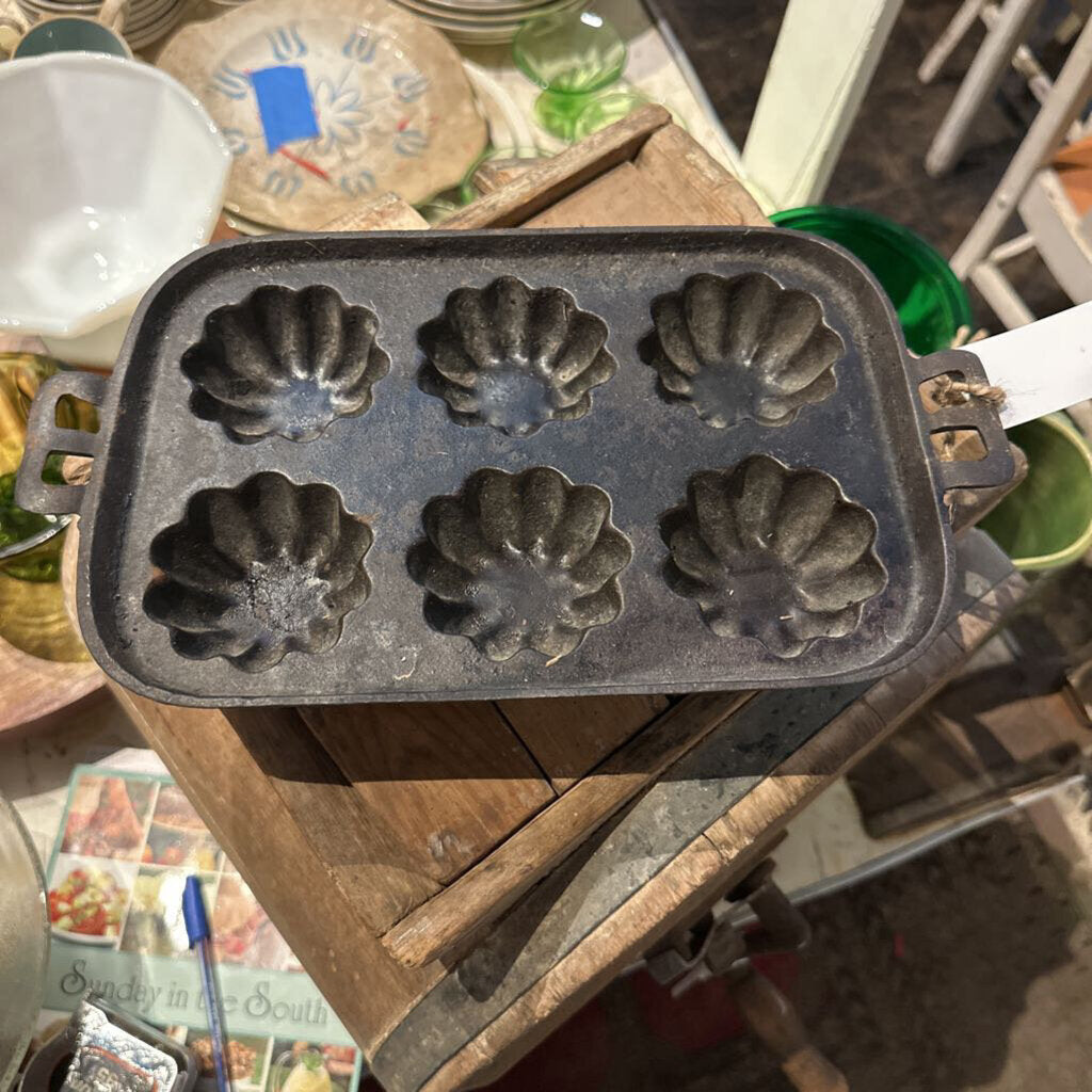 CAST IRON MUFFIN PAN