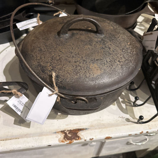 CAST IRON DUTCH OVEN WITH LID