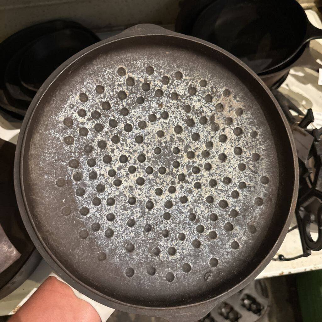 CAST IRON DUTCH OVEN WITH LID