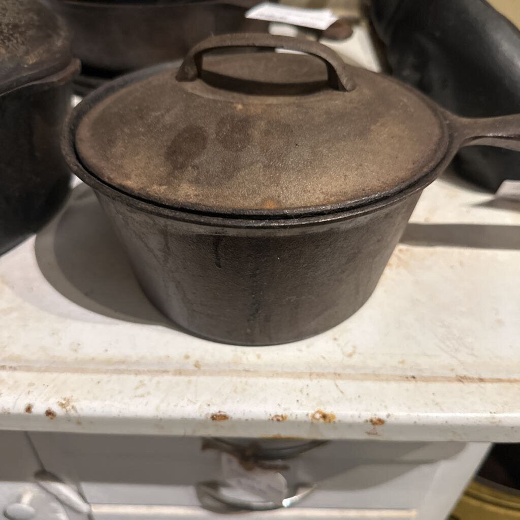 CAST IRON SAUCE PAN WITH LID